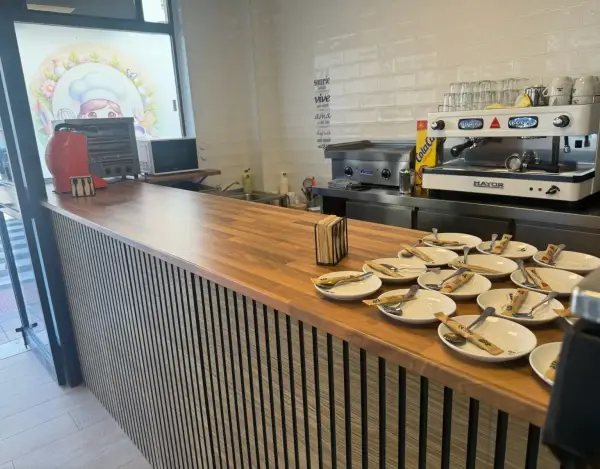 Barra de la cafetería La Artesana en Parla