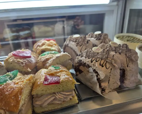 Meriendas dulces en Pastelería La Artesana, Parla