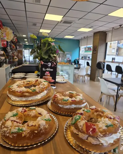 Meriendas dulces en Pastelería La Artesana, Parla