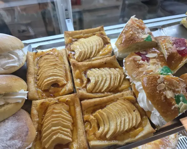 Meriendas dulces en Pastelería La Artesana, Parla
