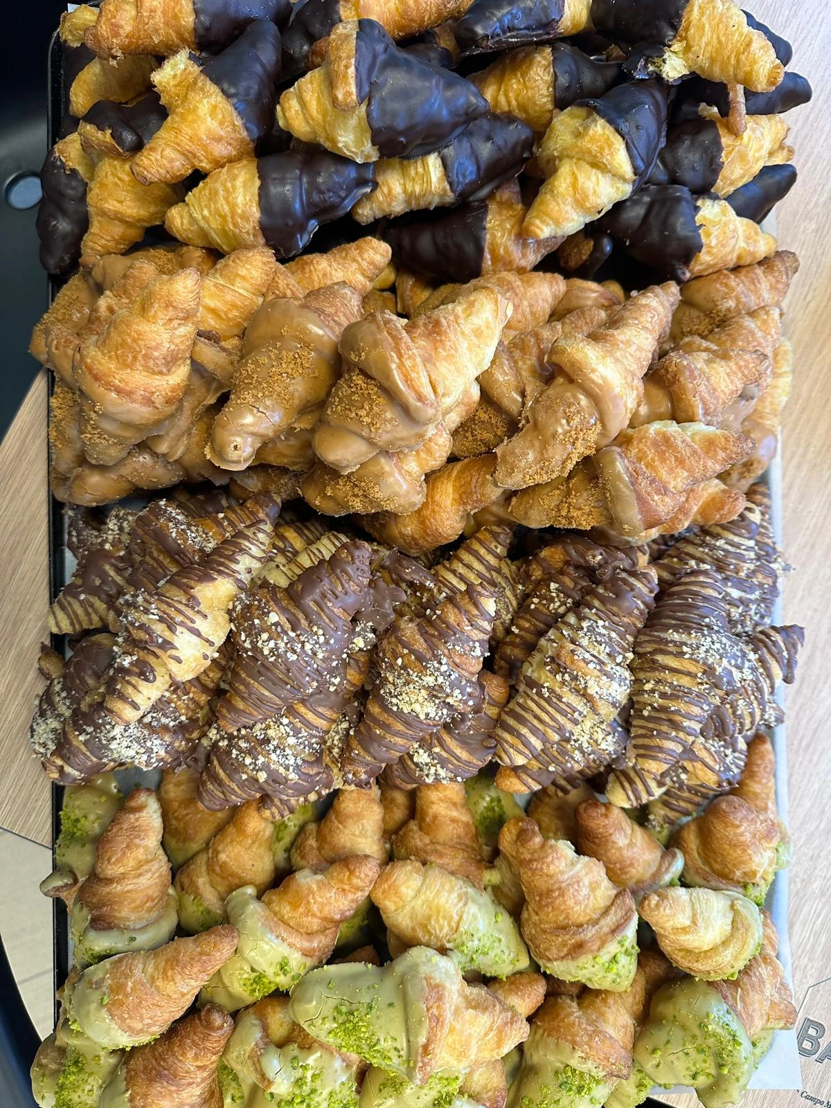 Bandeja con Parleños, nuestros mini croissants de pistacho, Kinder, Lotus y chocolate