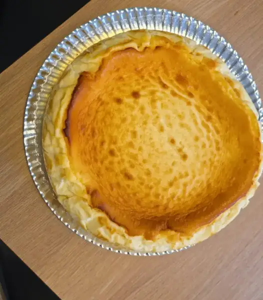 Tarta de queso clásica recién hecha en La Artesana, Parla