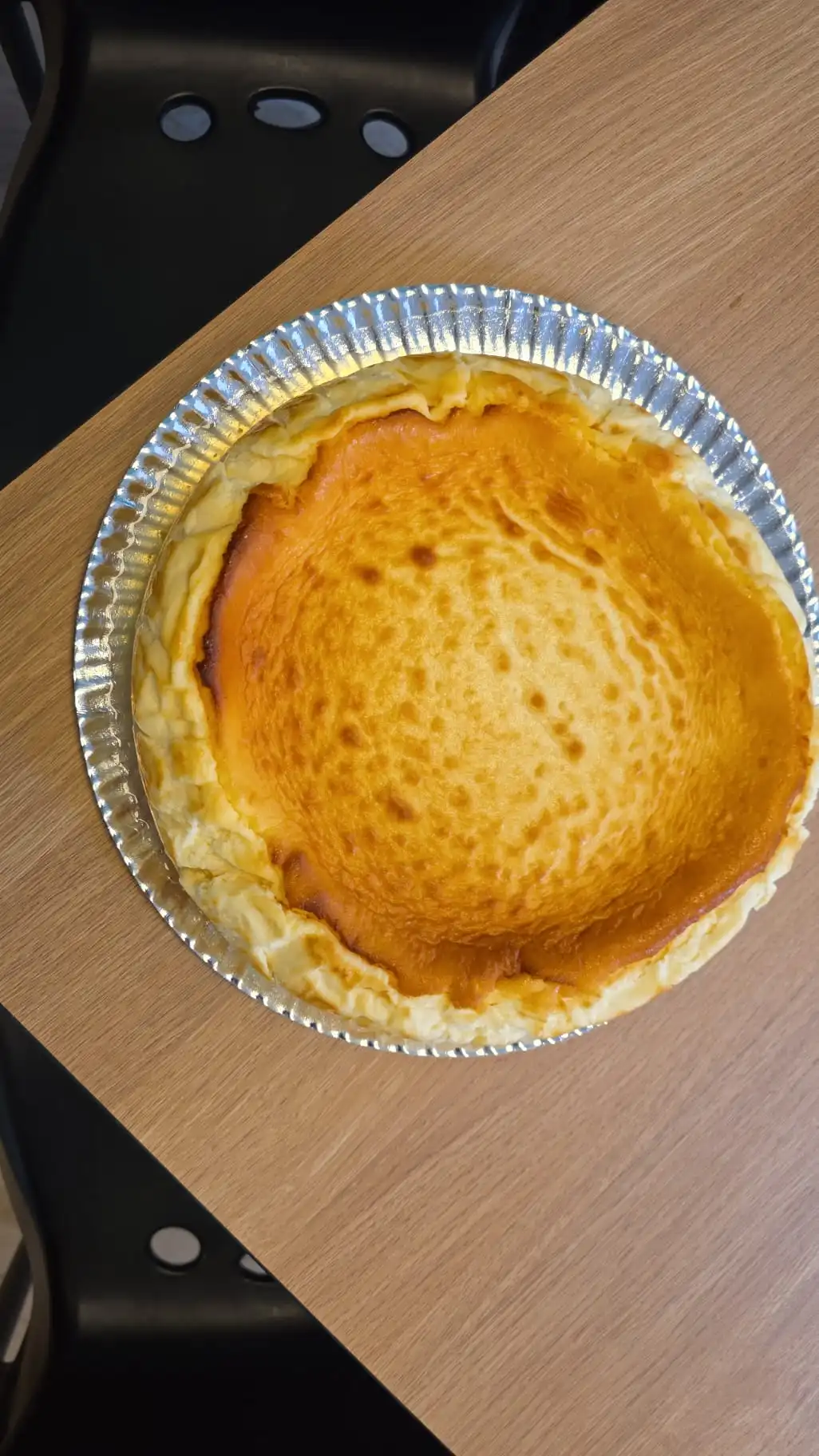 Tarta de queso clásica al horno con superficie tostada, disponible por encargo
