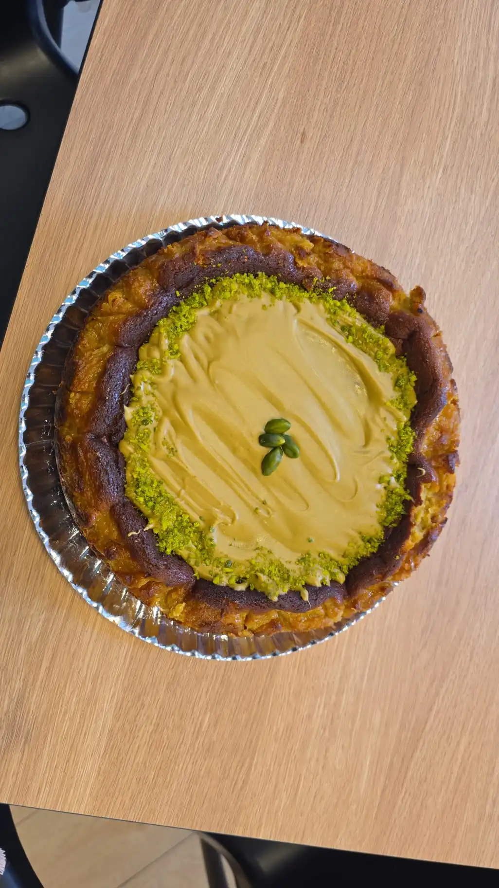 Tarta de queso artesanal con crema de pistacho y pistachos troceados