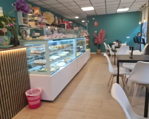 Interior y vitrinas de Pastelería La Artesana en Parla
