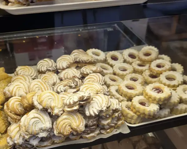 Interior y vitrinas de Pastelería La Artesana en Parla