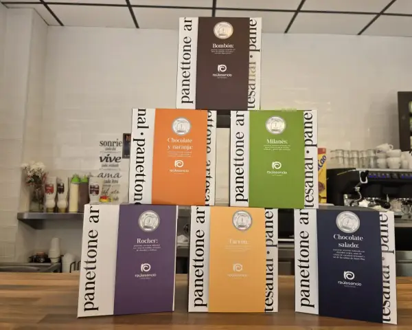 Interior y vitrinas de Pastelería La Artesana en Parla