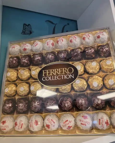 Interior y vitrinas de Pastelería La Artesana en Parla