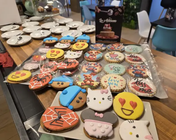 Interior y vitrinas de Pastelería La Artesana en Parla
