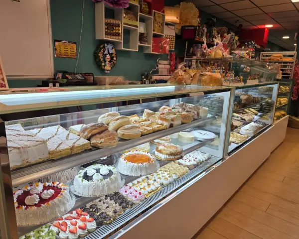 Interior y vitrinas de Pastelería La Artesana en Parla