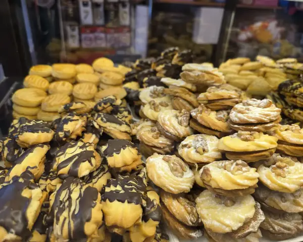 Interior y vitrinas de Pastelería La Artesana en Parla