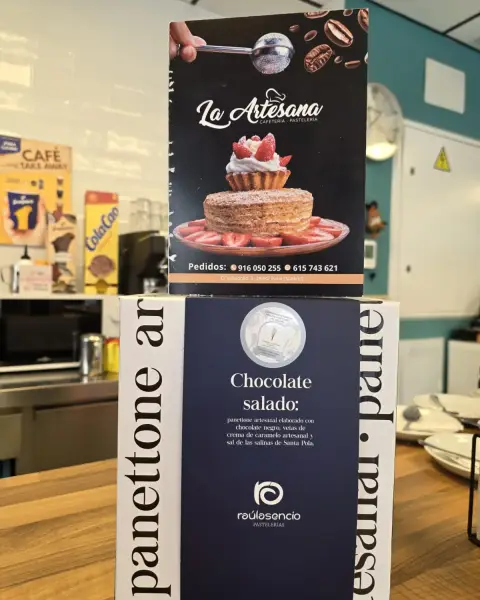 Interior y vitrinas de Pastelería La Artesana en Parla
