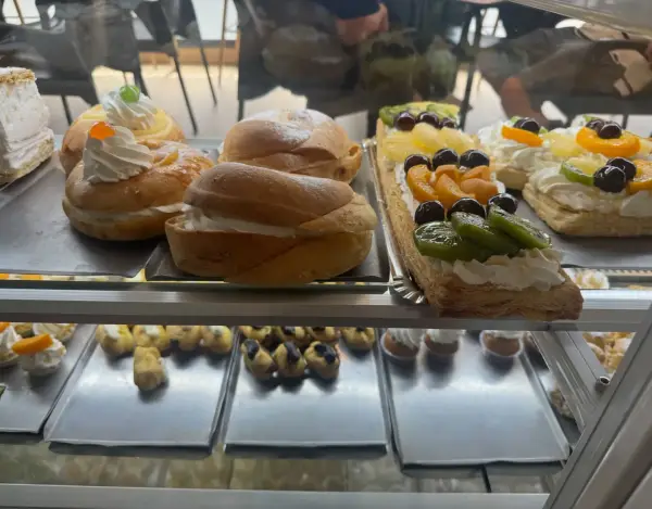 Pasteles de nata y frutas frescas en La Artesana, Parla