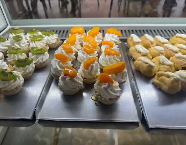 Pastelitos de kiwi y melocotón en La Artesana, Parla