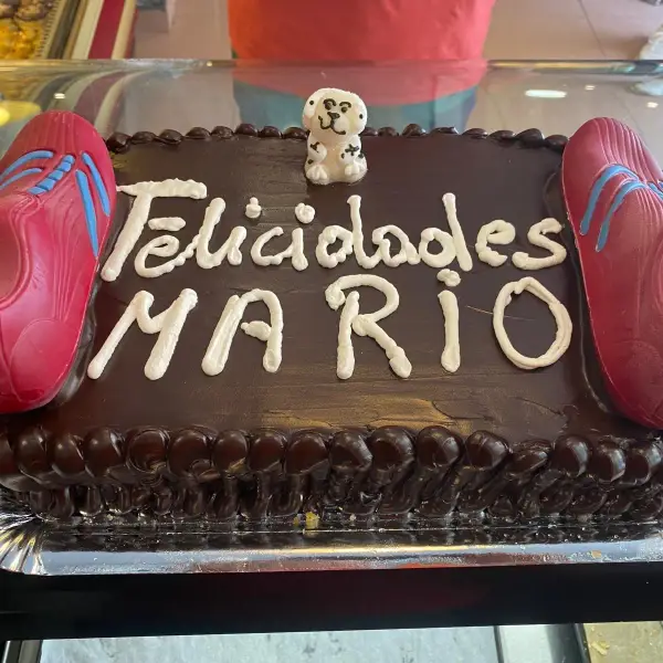 Tarta de chocolate con decoración de zapatillas, La Artesana Parla