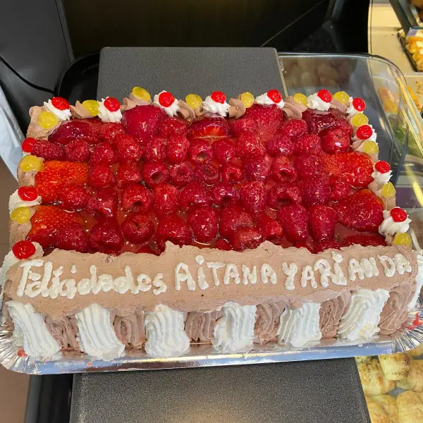 Tarta personalizada de frutos rojos en La Artesana, Parla