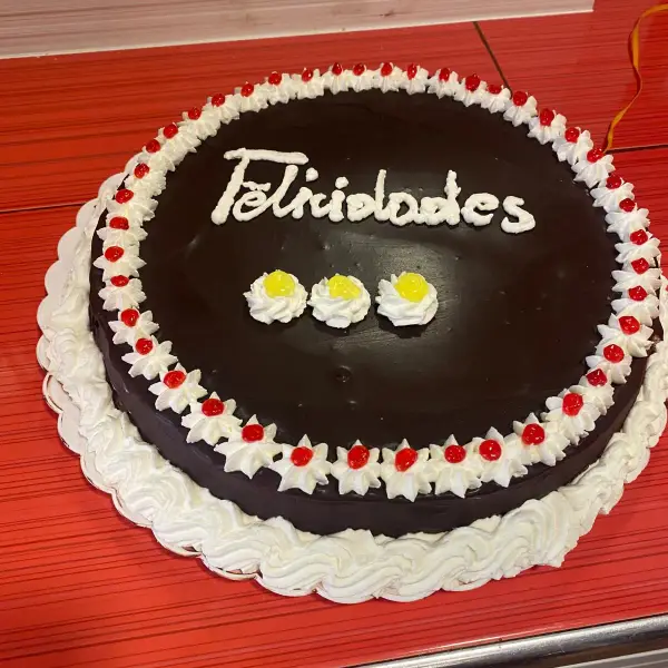 Tarta grande de chocolate y nata en La Artesana, Parla