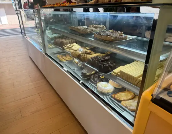 Vitrina principal de Pastelería La Artesana en Parla